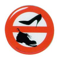 erregrafica-relief-no-shoes-on-board-sign